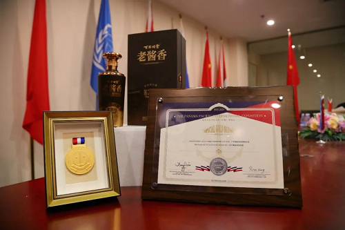广告大屏营销出圈后，百年糊涂以首发位亮相成都春糖！