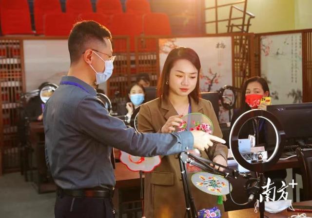 潮州绣娘走进直播间！公益电商培训助力妇女创业