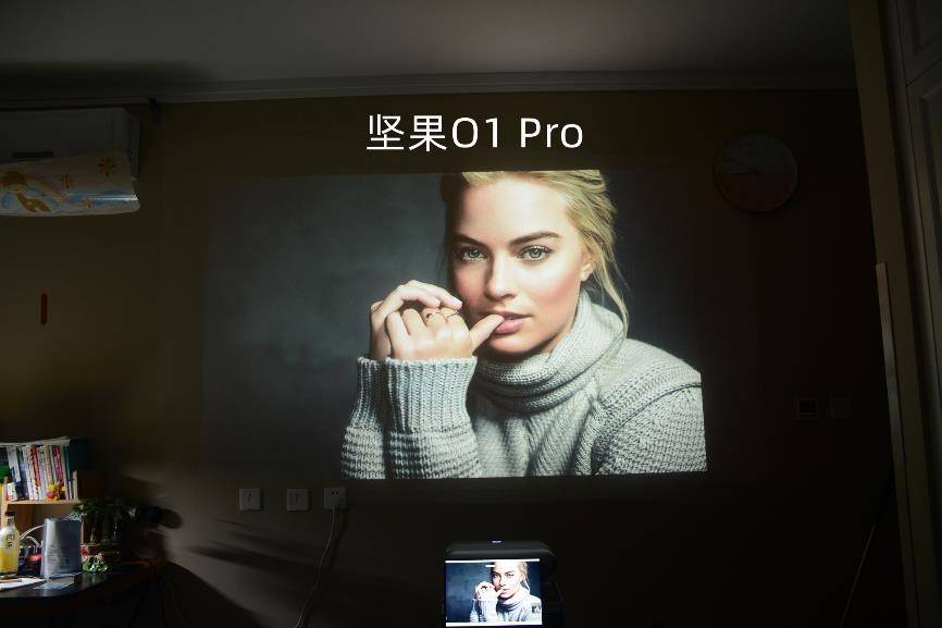 距墙23cm即可投出百寸大屏，超短焦投影坚果智慧墙O1 Pro赶紧抱回家！