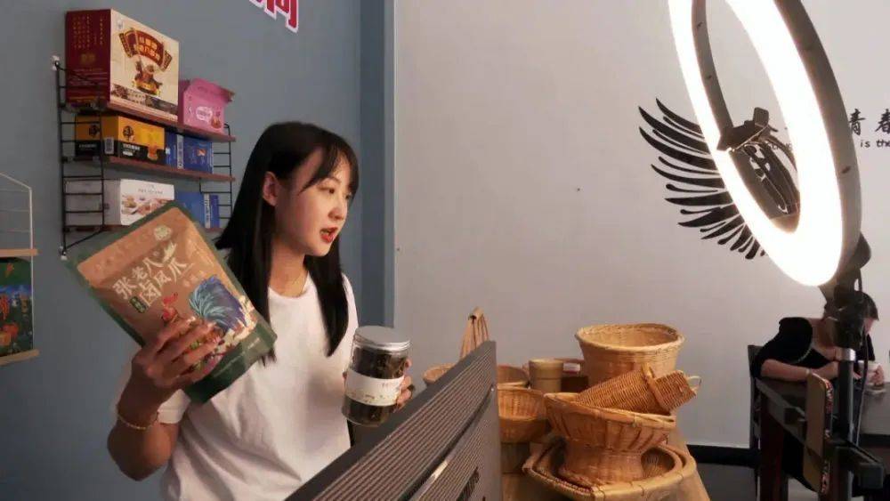 个旧青创协会副会长崔晓玲直播带货促进乡村经济高质量发展