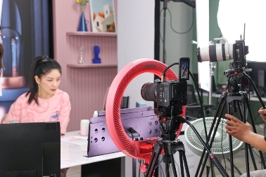 胡可直播间的幕后故事：带你揭秘一场电影感直播