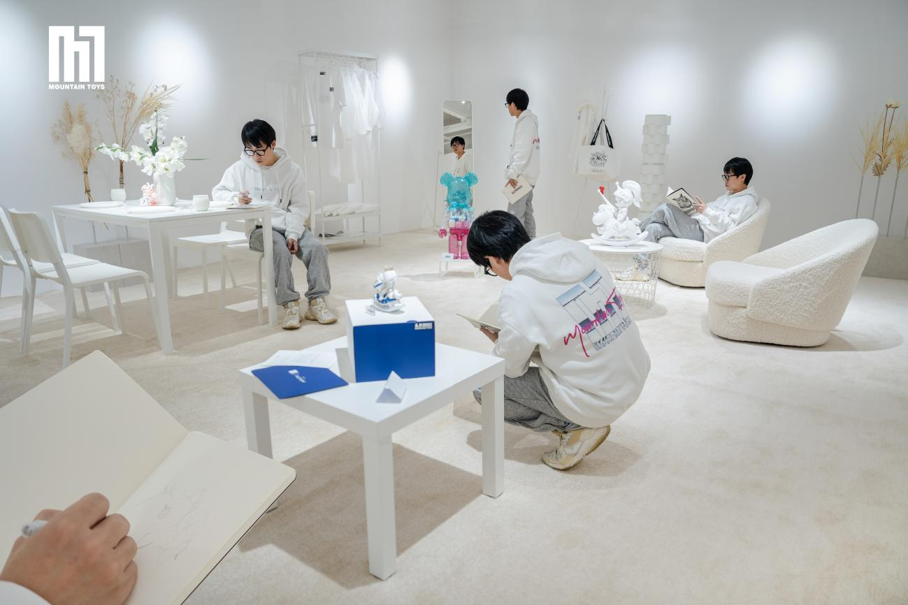 从潮流玩具到艺术探索,潮玩IP如何为消费持续赋能?