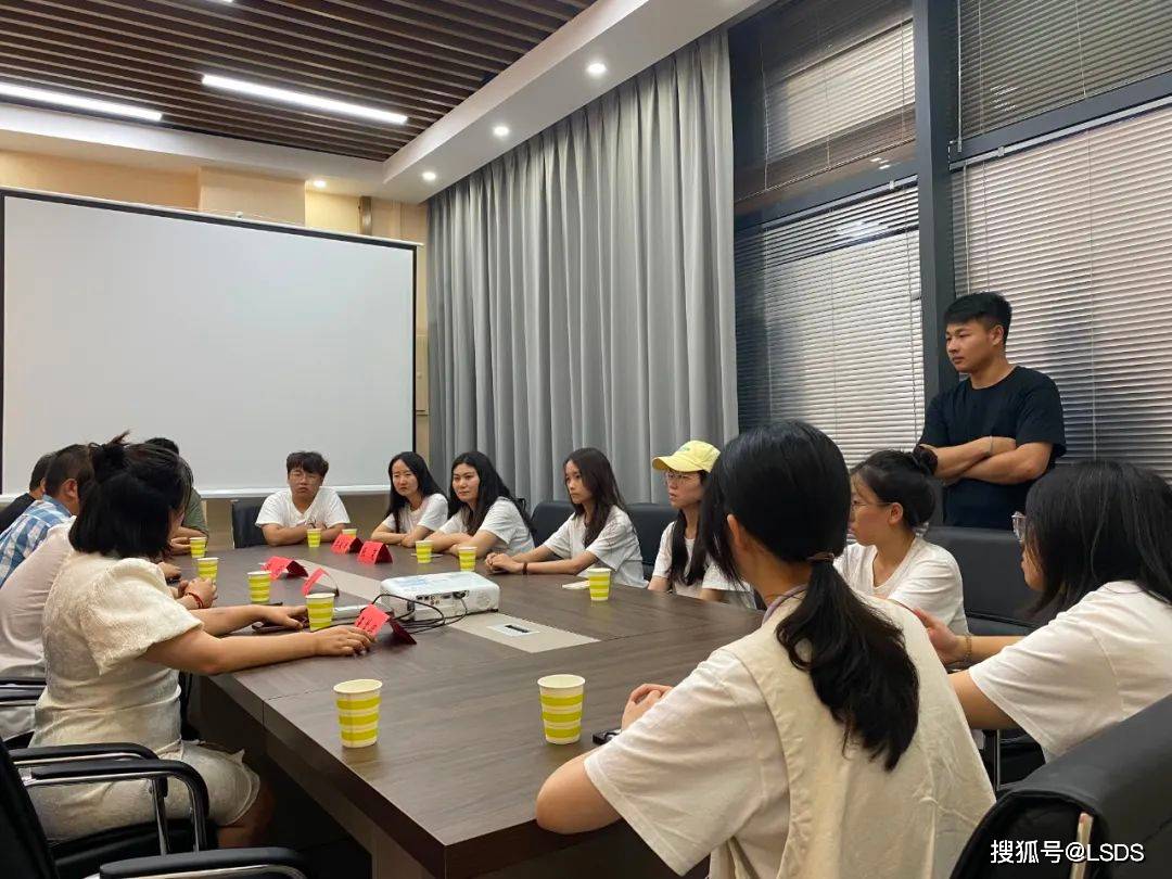南京交通职业技术学院一行参观涟水县电子商务公共服务中心