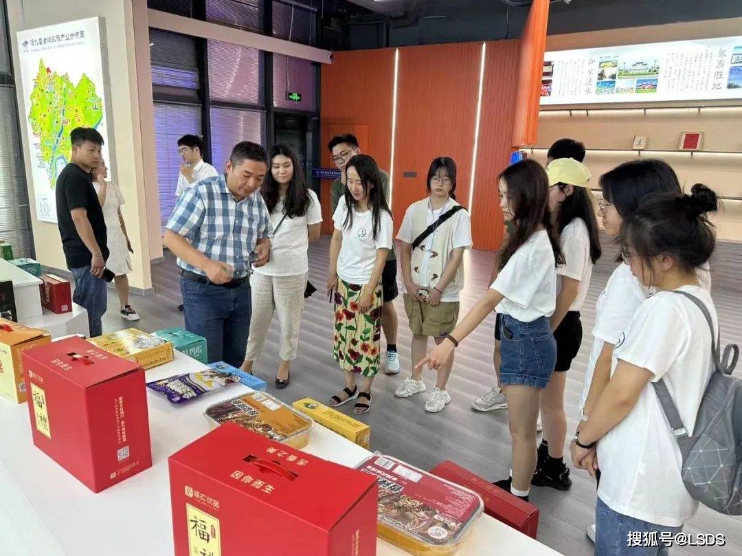 南京交通职业技术学院一行参观涟水县电子商务公共服务中心
