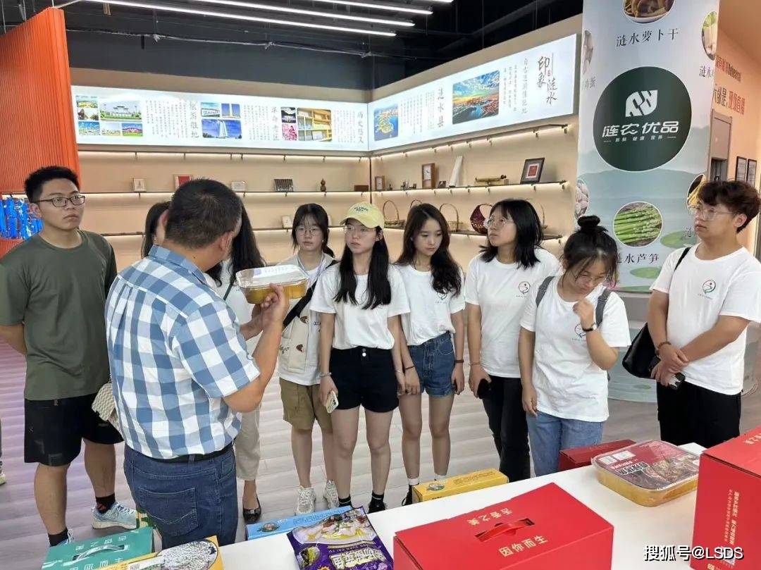 南京交通职业技术学院一行参观涟水县电子商务公共服务中心