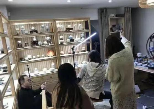 抖音电商“寻找同行者”传承非遗，返乡大学生打开景德镇瓷器新销路
