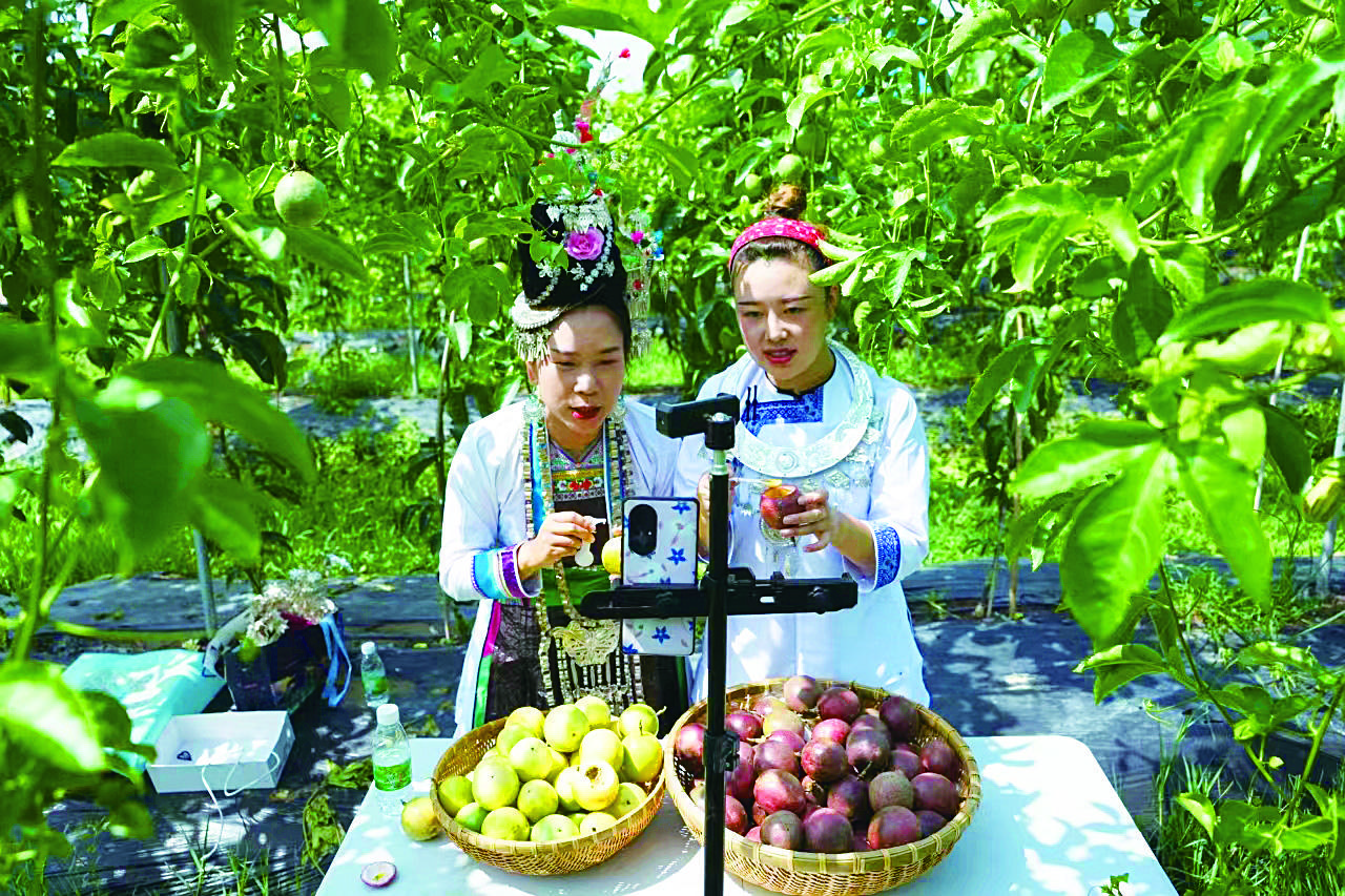 电商带货：产销两旺 富足山乡——贵州村超“踢”出就业增收新天地