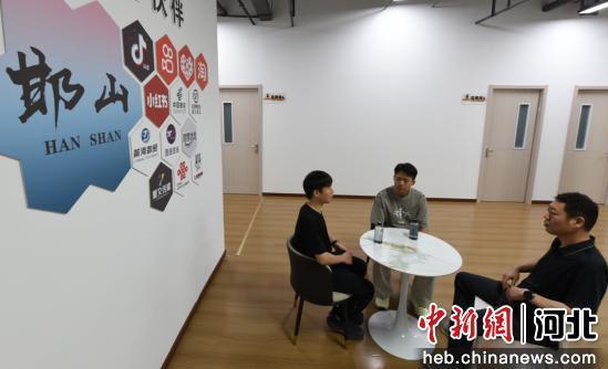 图为在选品洽谈区，商户与基地负责人正在洽谈。 傅亦麟 摄