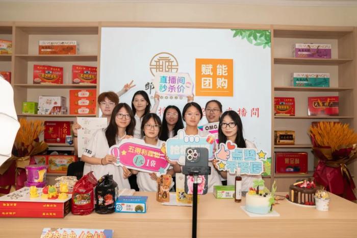 大学生在大名“变身主播”带货，为电商产业园代言
